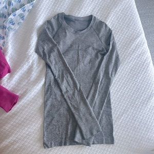 Swiftly Tech Long-Sleeve Shirt 2.0 in Slate/White